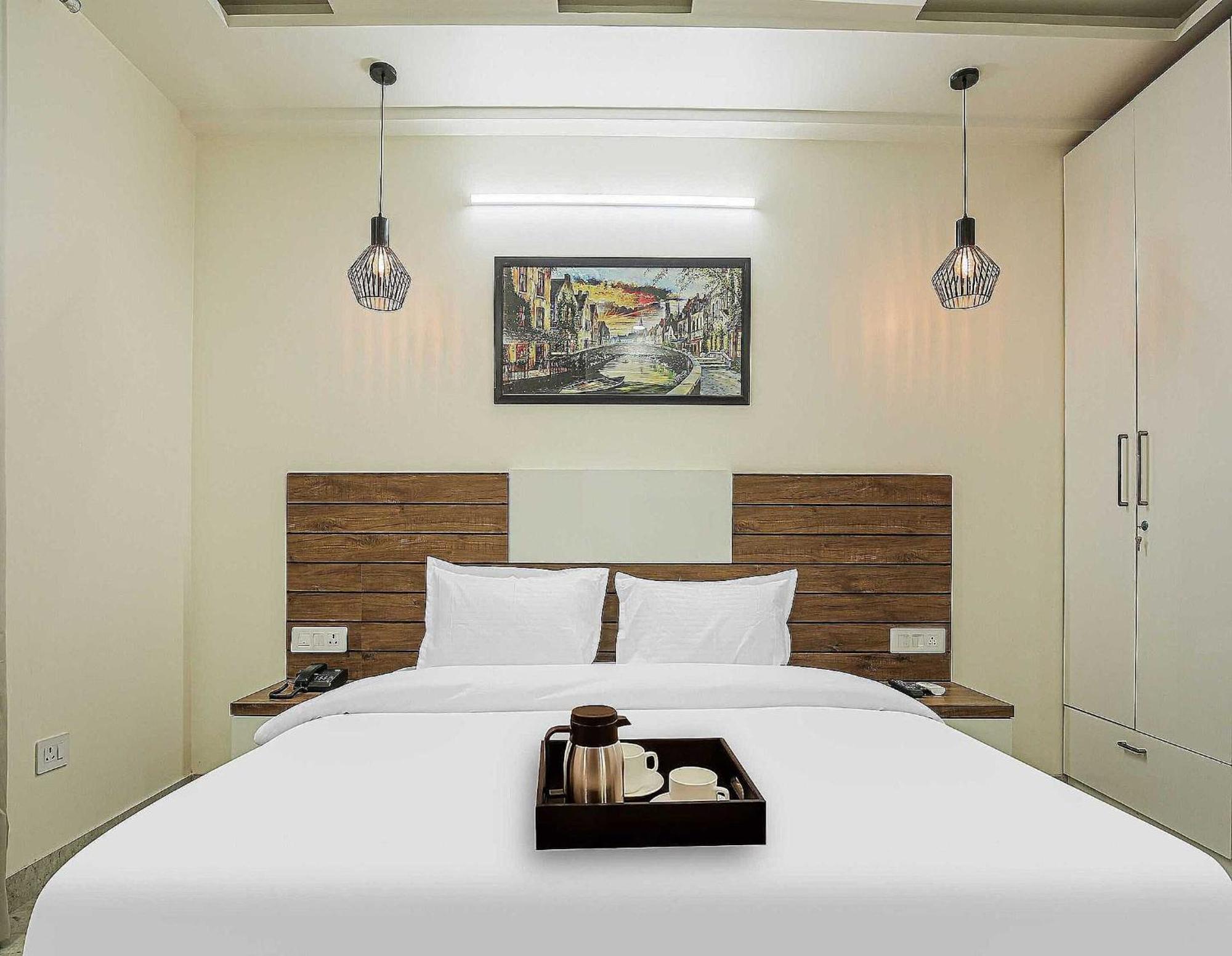 Hotel Maharaja Palace Гургаон Екстериор снимка