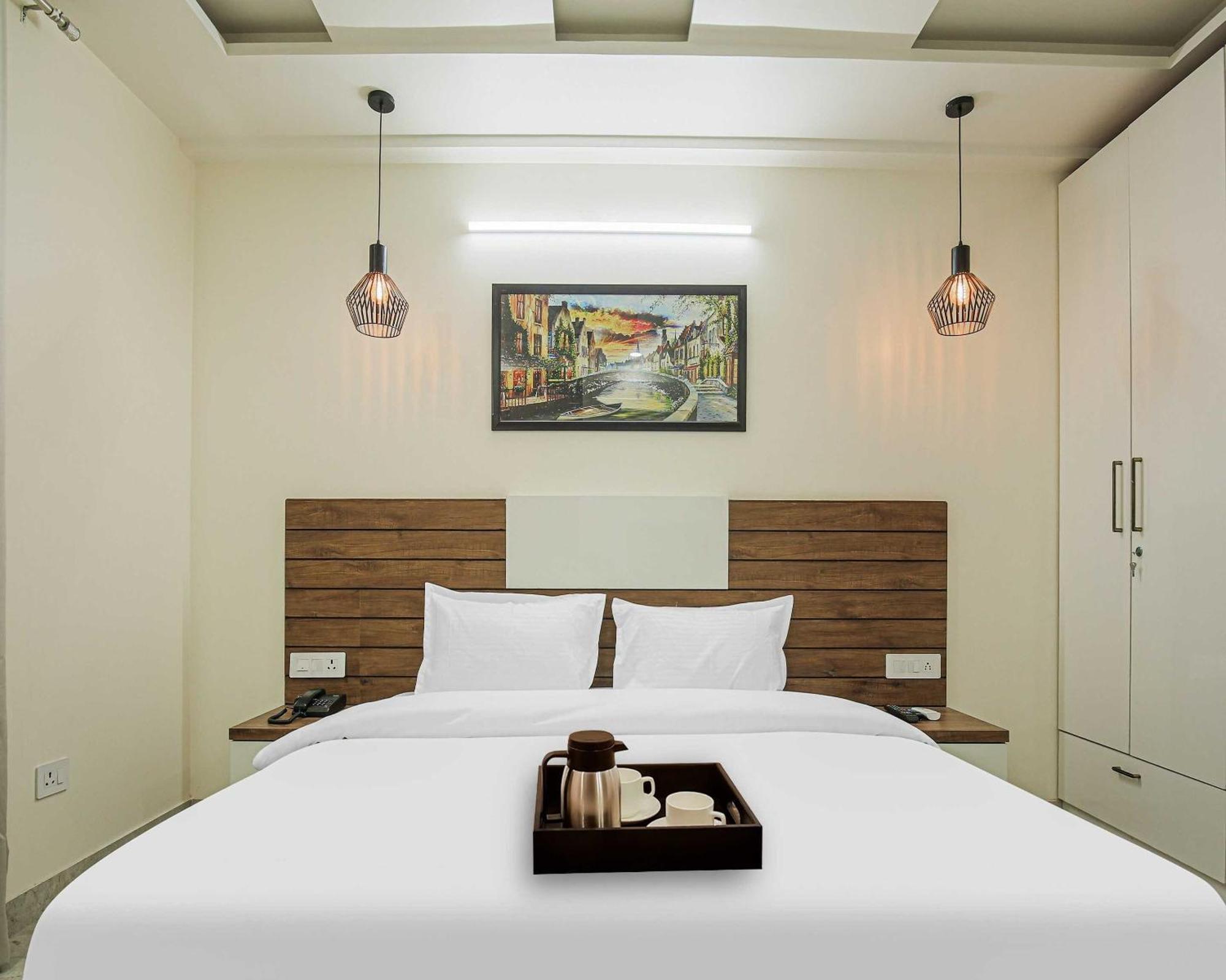 Hotel Maharaja Palace Гургаон Екстериор снимка