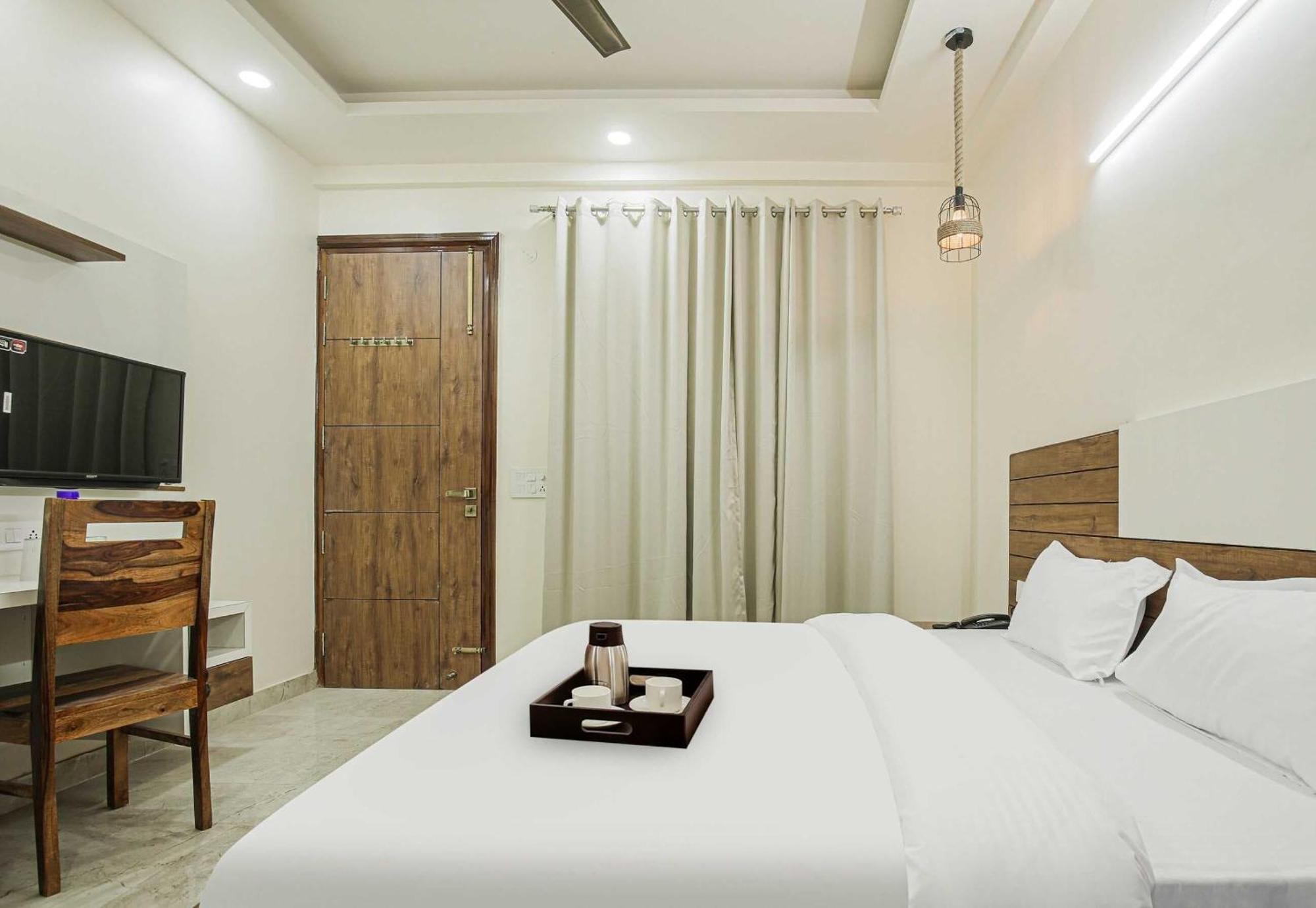 Hotel Maharaja Palace Гургаон Екстериор снимка
